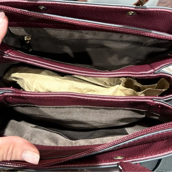 Chic Burgundy Handbag with Gold Accents - Picture 8 of 8